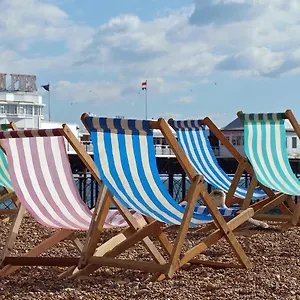 Beachside Retreat 2-bedroom Gem With Free Private Parking & Outdoor Space Holiday home Brighton