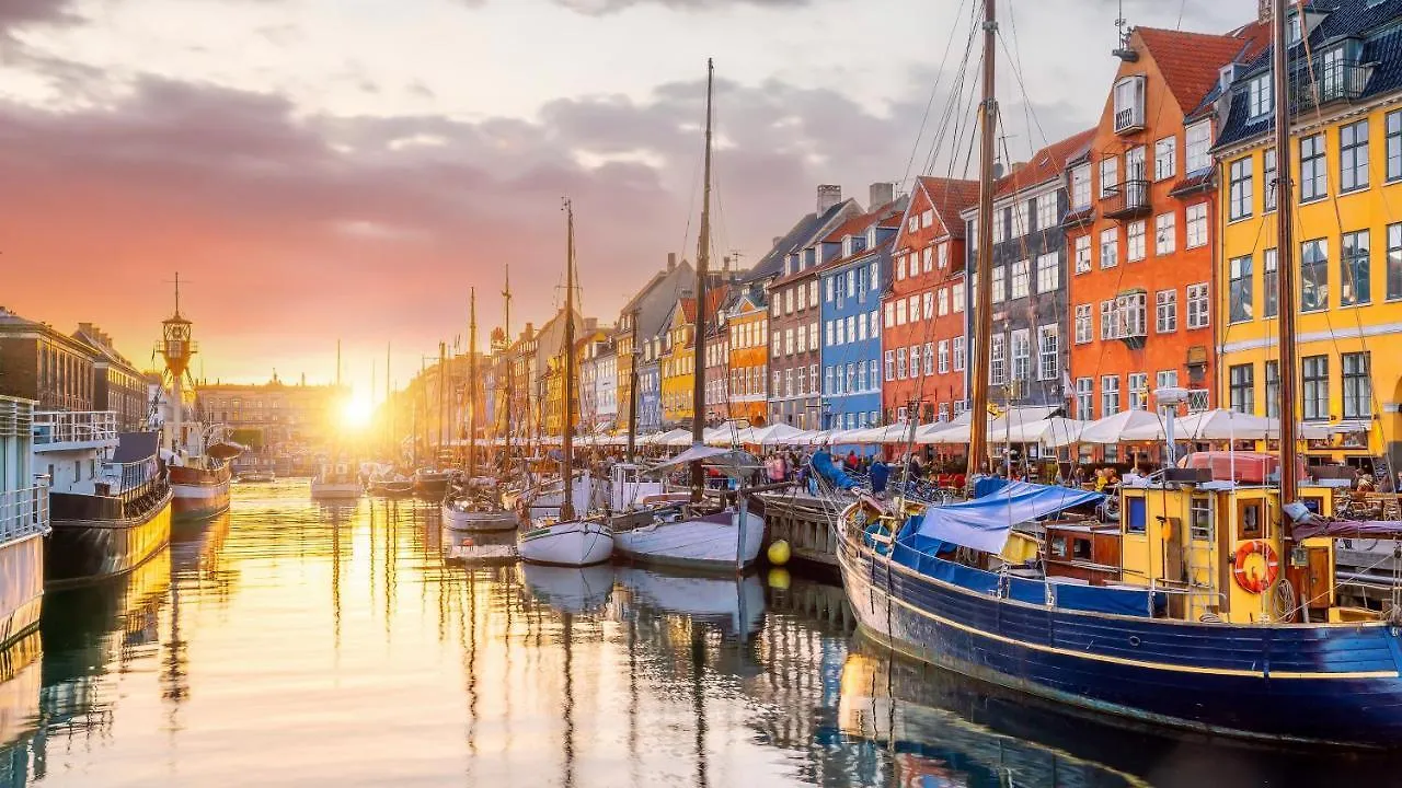 Large Apartment With Canal View In Central Cph City Copenhague